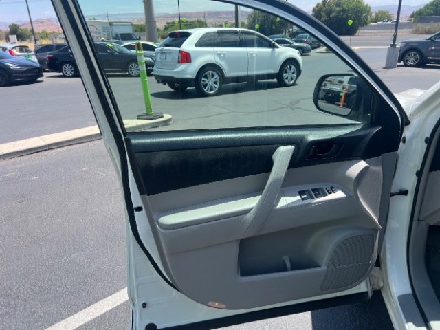2010 Blizzard Pearl /Ash Cloth Interior Toyota Highlander Base 2WD I4 (JTEZA3EH5A2) with an 2.7L L4 DOHC 16V engine, 6-Speed Automatic transmission, located at 1865 East Red Hills Pkwy, St. George, 84770, (435) 628-0023, 37.120850, -113.543640 - We specialize in helping ALL people get the best financing available. No matter your credit score, good, bad or none we can get you an amazing rate. Had a bankruptcy, divorce, or repossessions? We give you the green light to get your credit back on the road. Low down and affordable payments that fit- Photo#12