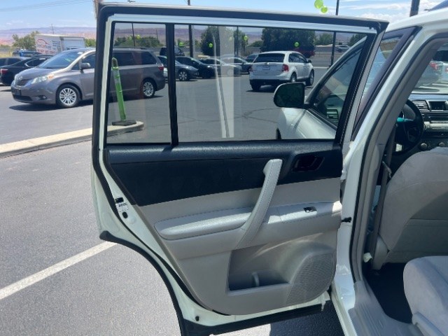 2010 Blizzard Pearl /Ash Cloth Interior Toyota Highlander Base 2WD I4 (JTEZA3EH5A2) with an 2.7L L4 DOHC 16V engine, 6-Speed Automatic transmission, located at 1865 East Red Hills Pkwy, St. George, 84770, (435) 628-0023, 37.120850, -113.543640 - We specialize in helping ALL people get the best financing available. No matter your credit score, good, bad or none we can get you an amazing rate. Had a bankruptcy, divorce, or repossessions? We give you the green light to get your credit back on the road. Low down and affordable payments that fit- Photo#20