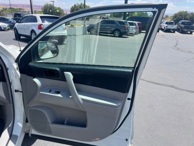 2010 Blizzard Pearl /Ash Cloth Interior Toyota Highlander Base 2WD I4 (JTEZA3EH5A2) with an 2.7L L4 DOHC 16V engine, 6-Speed Automatic transmission, located at 1865 East Red Hills Pkwy, St. George, 84770, (435) 628-0023, 37.120850, -113.543640 - We specialize in helping ALL people get the best financing available. No matter your credit score, good, bad or none we can get you an amazing rate. Had a bankruptcy, divorce, or repossessions? We give you the green light to get your credit back on the road. Low down and affordable payments that fit- Photo#27