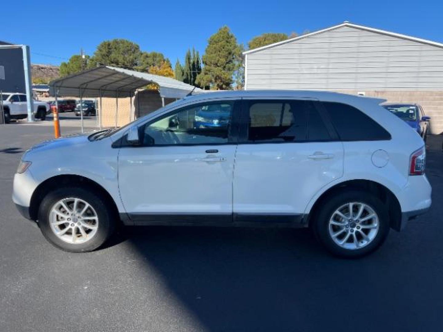2010 White Platinum Tricoat Metallic /Charcoal Black Cloth Interior Ford Edge SEL AWD (2FMDK4JC9AB) with an 3.5L V6 DOHC 24V engine, 6-Speed Automatic transmission, located at 1865 East Red Hills Pkwy, St. George, 84770, (435) 628-0023, 37.120850, -113.543640 - This vehicle is a Mechanic Special. This means it will need some love. Runs a drives fine but has body damage, leaks or other mechanical issues. It did NOT pass our 50 point inspection. Get a great deal on a less than perfect car. These cars do NOT qualify for our in house financing. Cash and carry, - Photo#3