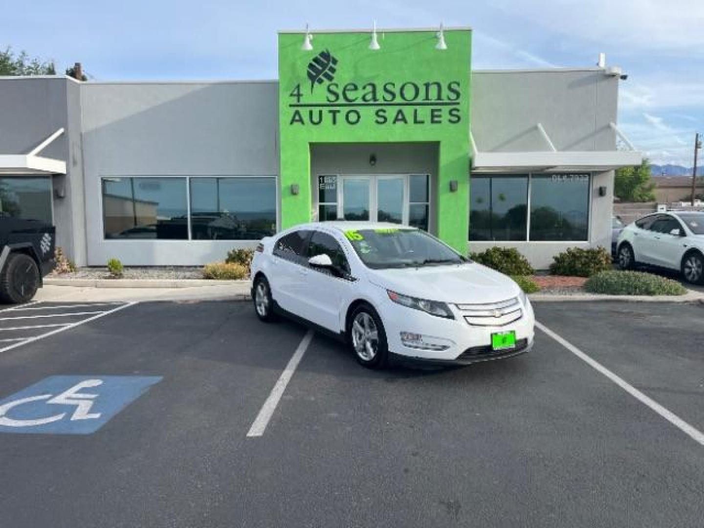 2015 Summit White /Pebble Beige/Dark Accents Chevrolet Volt Standard w/ Navigation (1G1RC6E45FU) with an ELECTRIC engine, Continuously Variable Transmission transmission, located at 1865 East Red Hills Pkwy, St. George, 84770, (435) 628-0023, 37.120850, -113.543640 - We specialize in helping ALL people get the best financing available. No matter your credit score, good, bad or none we can get you an amazing rate. Had a bankruptcy, divorce, or repossessions? We give you the green light to get your credit back on the road. Low down and affordable payments that fit - Photo#0