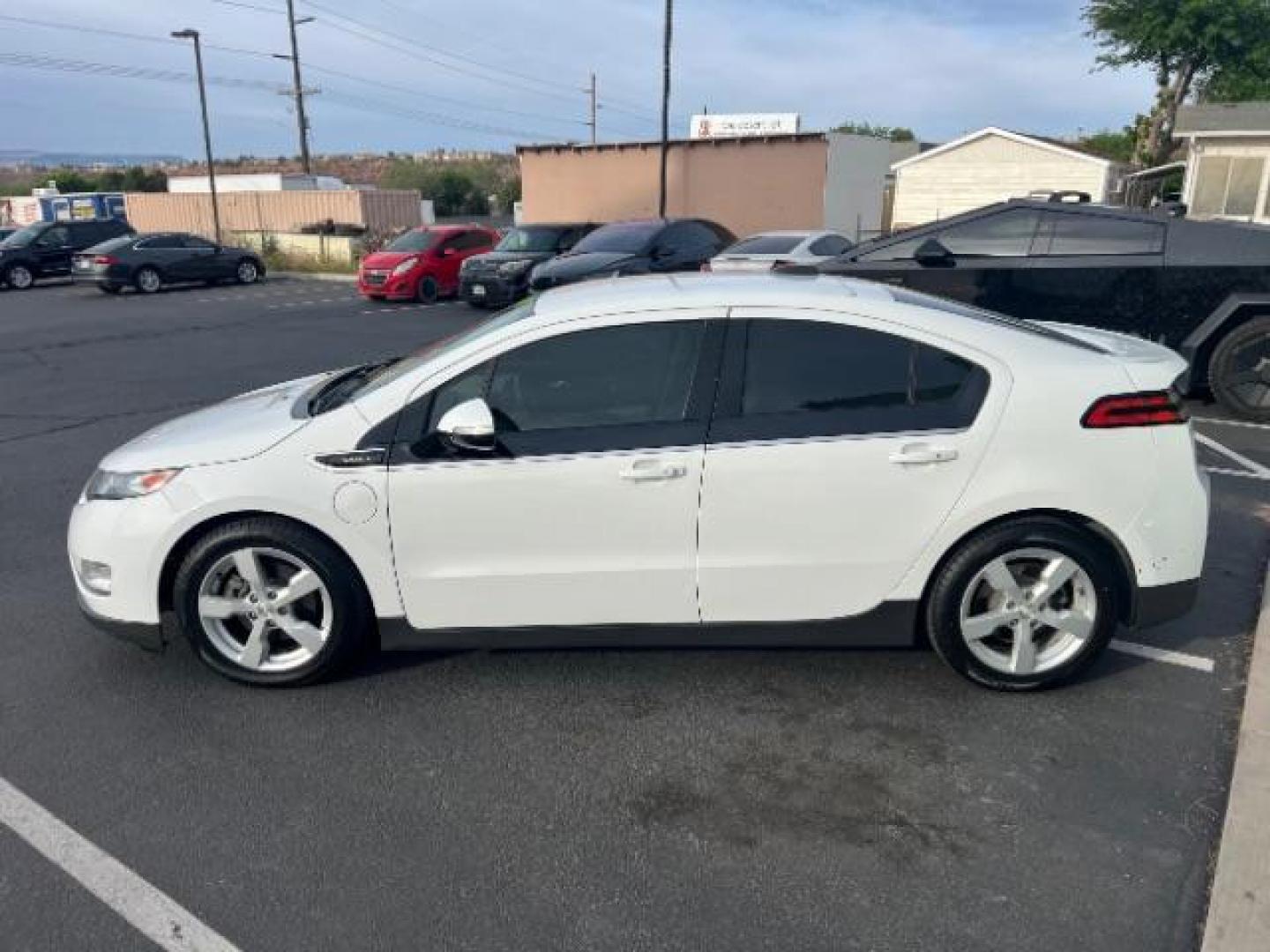 2015 Summit White /Pebble Beige/Dark Accents Chevrolet Volt Standard w/ Navigation (1G1RC6E45FU) with an ELECTRIC engine, Continuously Variable Transmission transmission, located at 1865 East Red Hills Pkwy, St. George, 84770, (435) 628-0023, 37.120850, -113.543640 - We specialize in helping ALL people get the best financing available. No matter your credit score, good, bad or none we can get you an amazing rate. Had a bankruptcy, divorce, or repossessions? We give you the green light to get your credit back on the road. Low down and affordable payments that fit - Photo#3