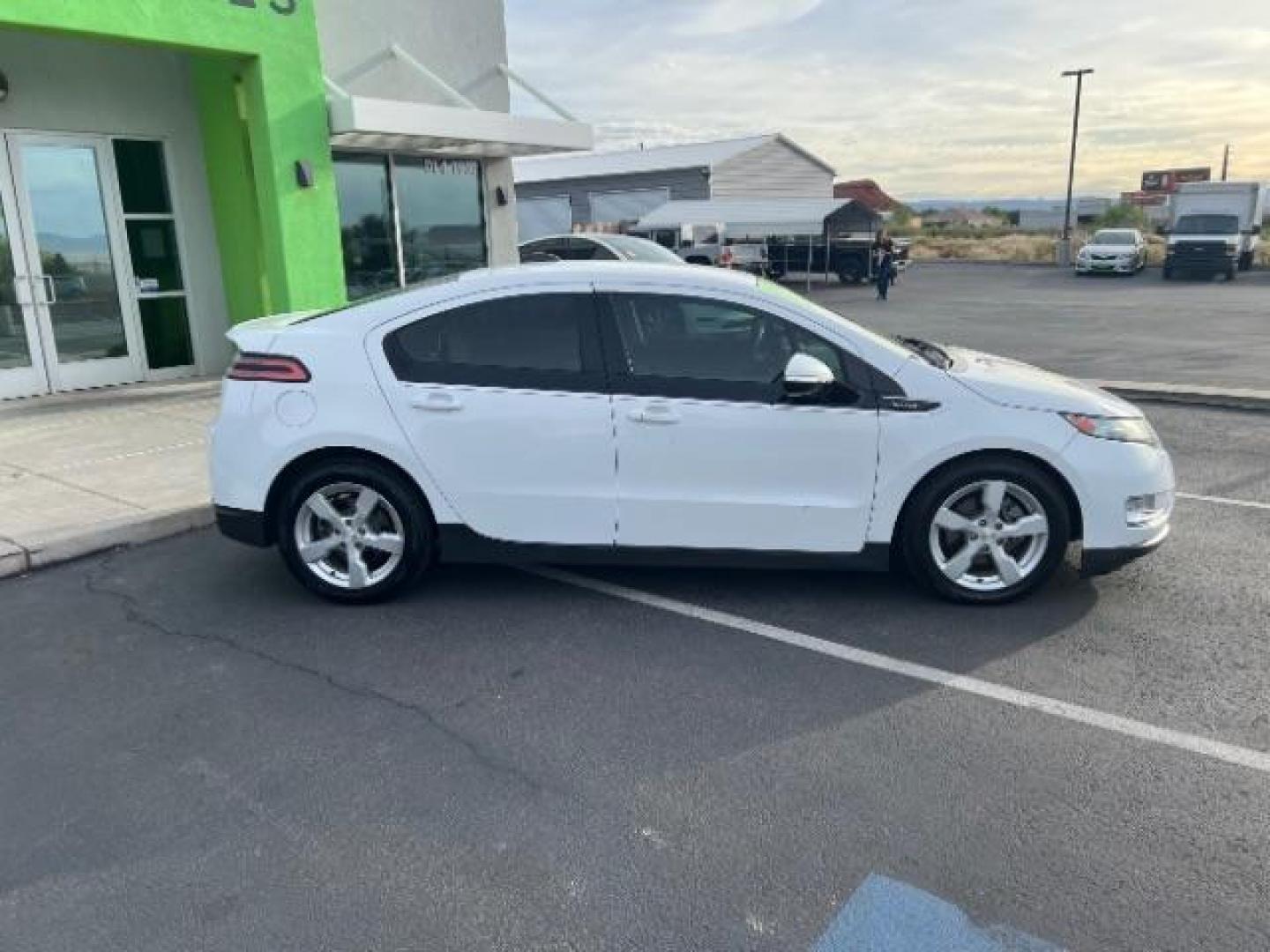 2015 Summit White /Pebble Beige/Dark Accents Chevrolet Volt Standard w/ Navigation (1G1RC6E45FU) with an ELECTRIC engine, Continuously Variable Transmission transmission, located at 1865 East Red Hills Pkwy, St. George, 84770, (435) 628-0023, 37.120850, -113.543640 - We specialize in helping ALL people get the best financing available. No matter your credit score, good, bad or none we can get you an amazing rate. Had a bankruptcy, divorce, or repossessions? We give you the green light to get your credit back on the road. Low down and affordable payments that fit - Photo#7