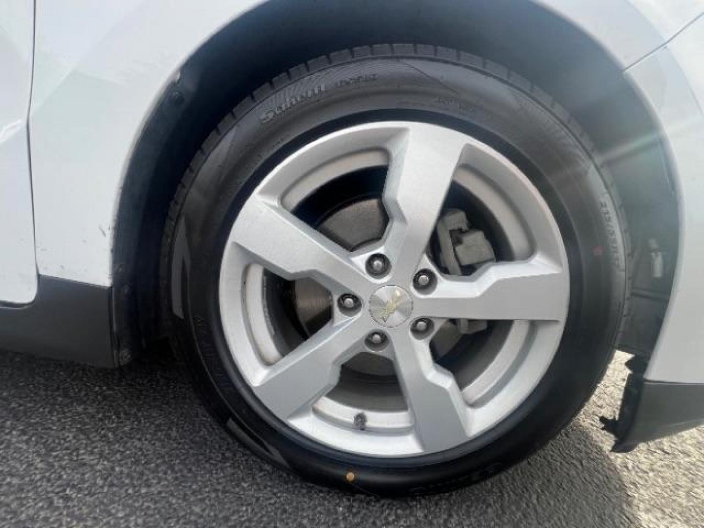 2015 Summit White /Pebble Beige/Dark Accents Chevrolet Volt Standard w/ Navigation (1G1RC6E45FU) with an ELECTRIC engine, Continuously Variable Transmission transmission, located at 1865 East Red Hills Pkwy, St. George, 84770, (435) 628-0023, 37.120850, -113.543640 - We specialize in helping ALL people get the best financing available. No matter your credit score, good, bad or none we can get you an amazing rate. Had a bankruptcy, divorce, or repossessions? We give you the green light to get your credit back on the road. Low down and affordable payments that fit - Photo#10