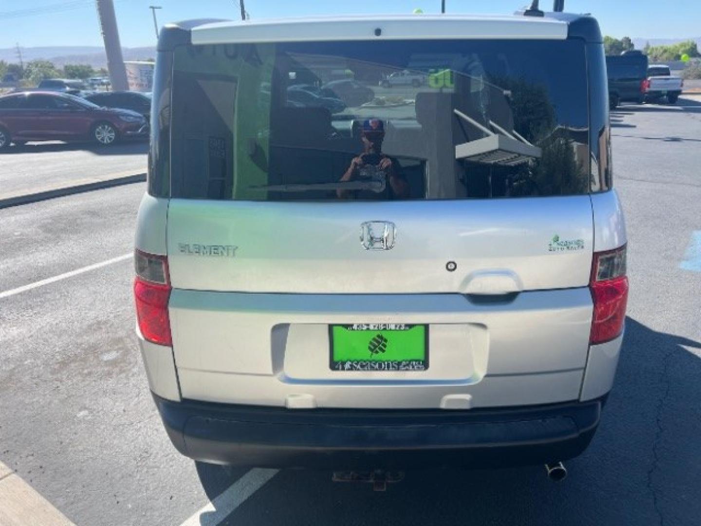 2006 Alabaster Silver Metallic /Gray/Blue Cloth Interior Honda Element EX-P 2WD AT (5J6YH187X6L) with an 2.4L L4 DOHC 16V engine, 4-Speed Automatic transmission, located at 940 North Main Street, Cedar City, UT, 84720, (435) 628-0023, 37.692936, -113.061897 - We specialize in helping ALL people get the best financing available. No matter your credit score, good, bad or none we can get you an amazing rate. Had a bankruptcy, divorce, or repossessions? We give you the green light to get your credit back on the road. Low down and affordable payments that fit- Photo#5