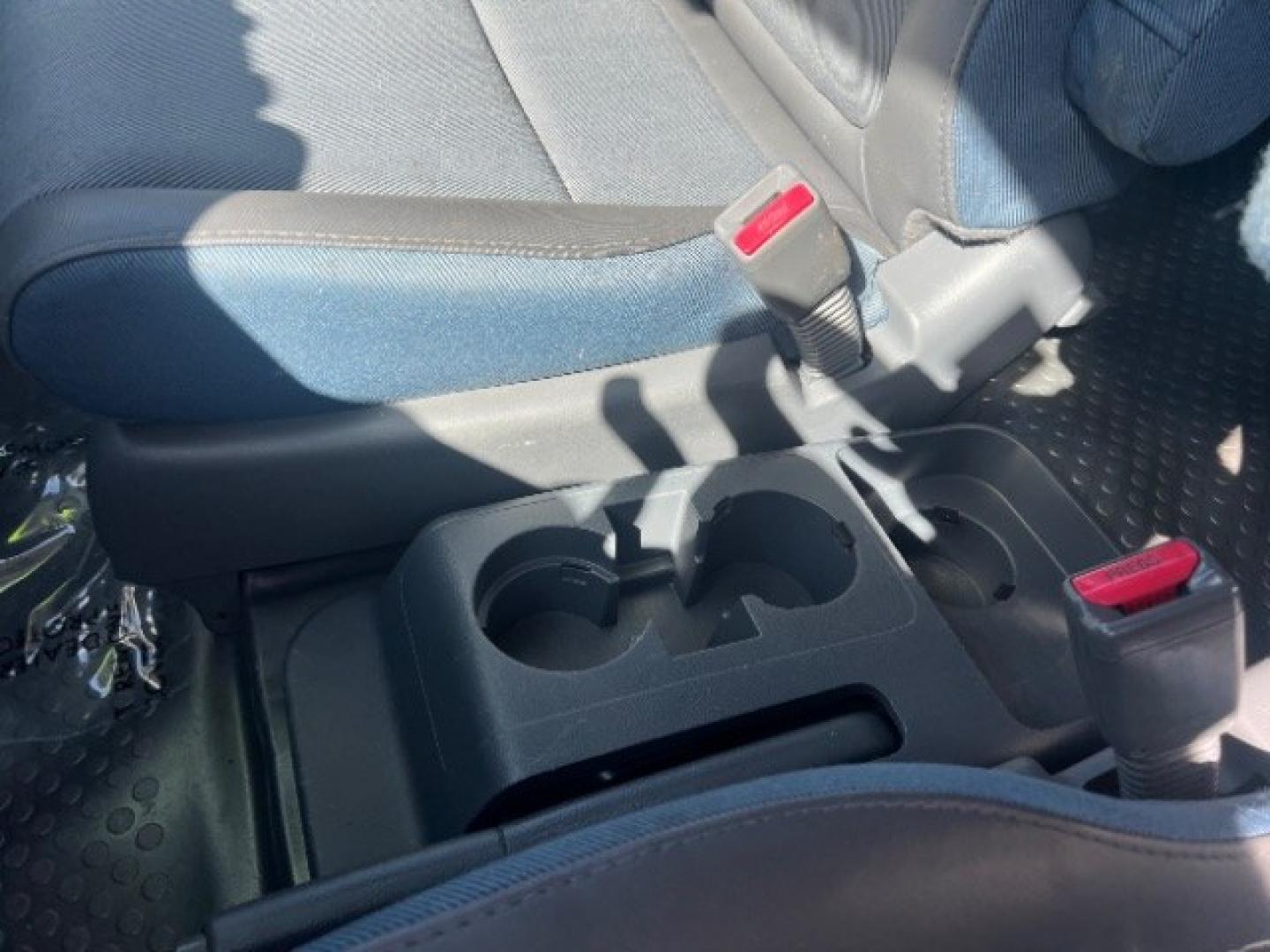 2006 Alabaster Silver Metallic /Gray/Blue Cloth Interior Honda Element EX-P 2WD AT (5J6YH187X6L) with an 2.4L L4 DOHC 16V engine, 4-Speed Automatic transmission, located at 940 North Main Street, Cedar City, UT, 84720, (435) 628-0023, 37.692936, -113.061897 - We specialize in helping ALL people get the best financing available. No matter your credit score, good, bad or none we can get you an amazing rate. Had a bankruptcy, divorce, or repossessions? We give you the green light to get your credit back on the road. Low down and affordable payments that fit- Photo#18