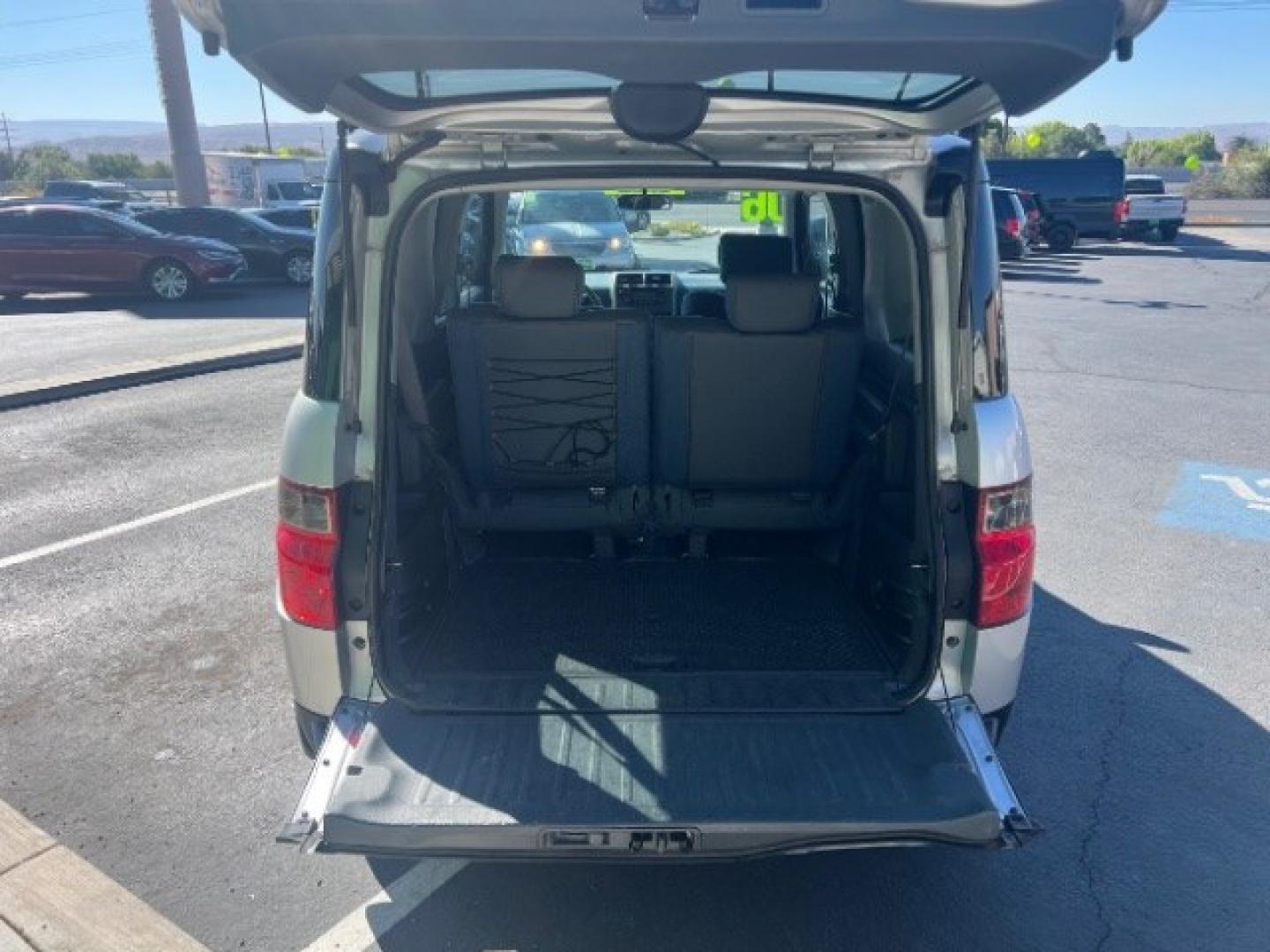2006 Alabaster Silver Metallic /Gray/Blue Cloth Interior Honda Element EX-P 2WD AT (5J6YH187X6L) with an 2.4L L4 DOHC 16V engine, 4-Speed Automatic transmission, located at 940 North Main Street, Cedar City, UT, 84720, (435) 628-0023, 37.692936, -113.061897 - We specialize in helping ALL people get the best financing available. No matter your credit score, good, bad or none we can get you an amazing rate. Had a bankruptcy, divorce, or repossessions? We give you the green light to get your credit back on the road. Low down and affordable payments that fit- Photo#22