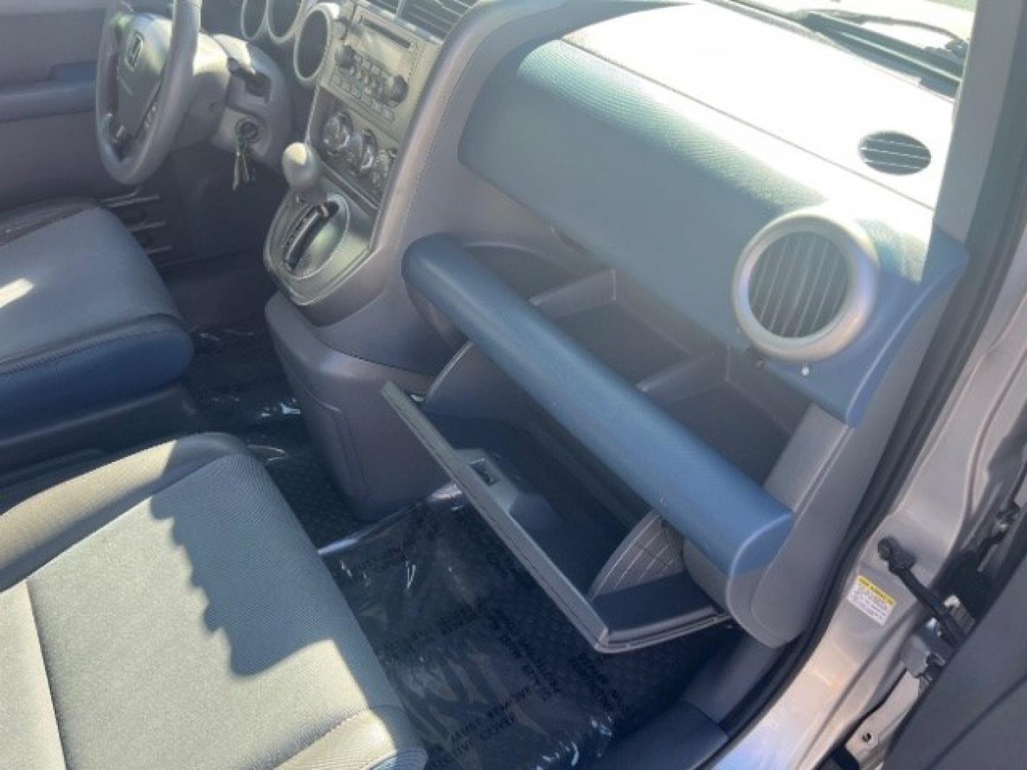 2006 Alabaster Silver Metallic /Gray/Blue Cloth Interior Honda Element EX-P 2WD AT (5J6YH187X6L) with an 2.4L L4 DOHC 16V engine, 4-Speed Automatic transmission, located at 940 North Main Street, Cedar City, UT, 84720, (435) 628-0023, 37.692936, -113.061897 - We specialize in helping ALL people get the best financing available. No matter your credit score, good, bad or none we can get you an amazing rate. Had a bankruptcy, divorce, or repossessions? We give you the green light to get your credit back on the road. Low down and affordable payments that fit- Photo#27