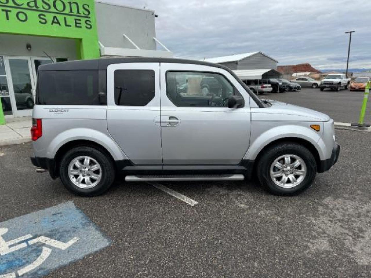 2006 Alabaster Silver Metallic /Gray/Blue Cloth Interior Honda Element EX-P 2WD AT (5J6YH187X6L) with an 2.4L L4 DOHC 16V engine, 4-Speed Automatic transmission, located at 940 North Main Street, Cedar City, UT, 84720, (435) 628-0023, 37.692936, -113.061897 - We specialize in helping ALL people get the best financing available. No matter your credit score, good, bad or none we can get you an amazing rate. Had a bankruptcy, divorce, or repossessions? We give you the green light to get your credit back on the road. Low down and affordable payments that fit - Photo#12
