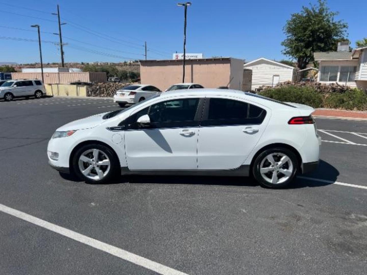 2015 Summit White /Jet Black/Dark Accen Chevrolet Volt Standard w/ Navigati (1G1RC6E47FU) with an 1.4L L4 DOHC 16V PLU engine, Continuously Variabl transmission, located at 1865 East Red Hills Pkwy, St. George, 84770, (435) 628-0023, 37.120850, -113.543640 - We specialize in helping ALL people get the best financing available. No matter your credit score, good, bad or none we can get you an amazing rate. Had a bankruptcy, divorce, or repossessions? We give you the green light to get your credit back on the road. Low down and affordable payments that fit - Photo#3