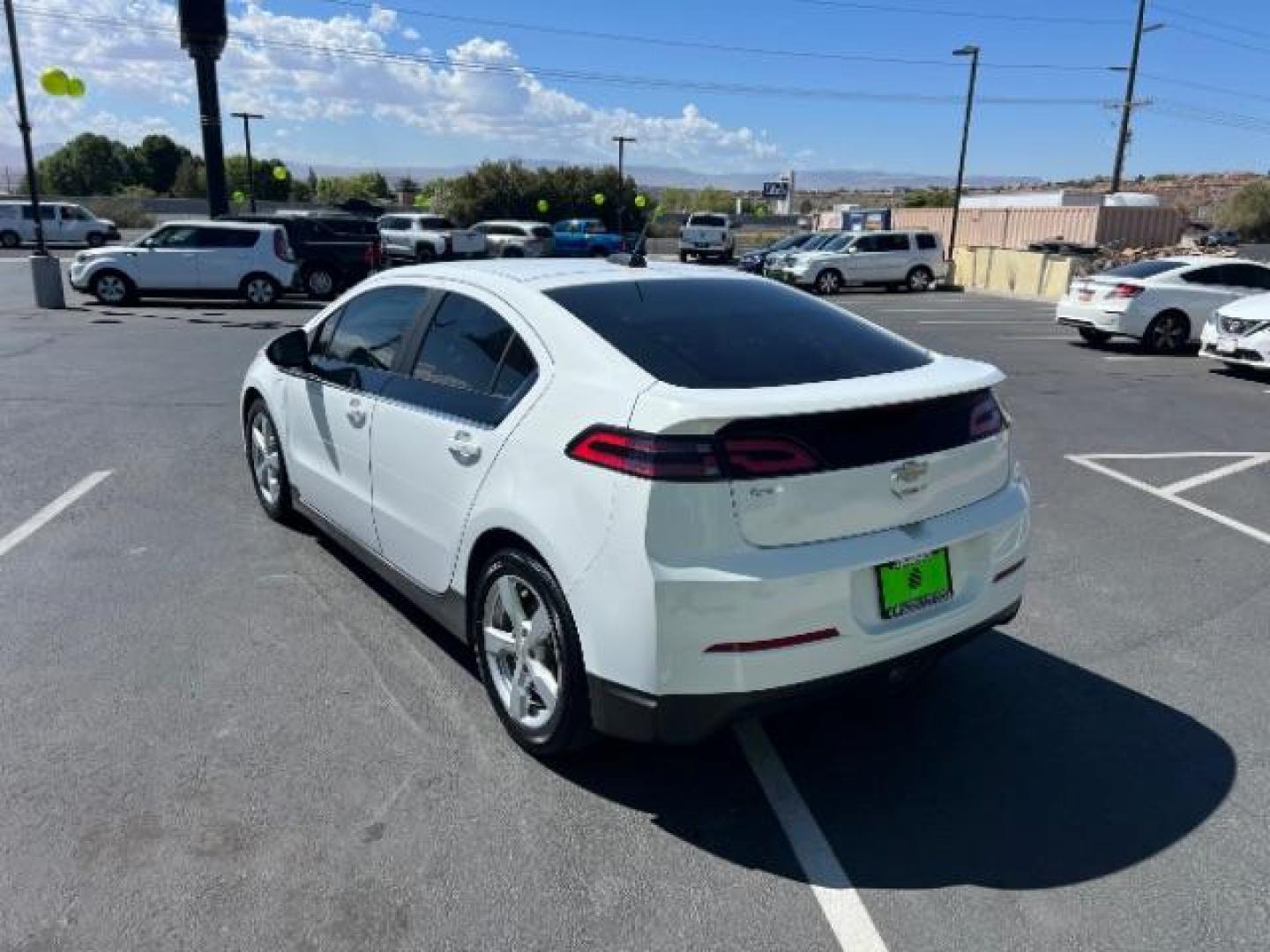 2015 Summit White /Jet Black/Dark Accen Chevrolet Volt Standard w/ Navigati (1G1RC6E47FU) with an 1.4L L4 DOHC 16V PLU engine, Continuously Variabl transmission, located at 1865 East Red Hills Pkwy, St. George, 84770, (435) 628-0023, 37.120850, -113.543640 - We specialize in helping ALL people get the best financing available. No matter your credit score, good, bad or none we can get you an amazing rate. Had a bankruptcy, divorce, or repossessions? We give you the green light to get your credit back on the road. Low down and affordable payments that fit - Photo#4