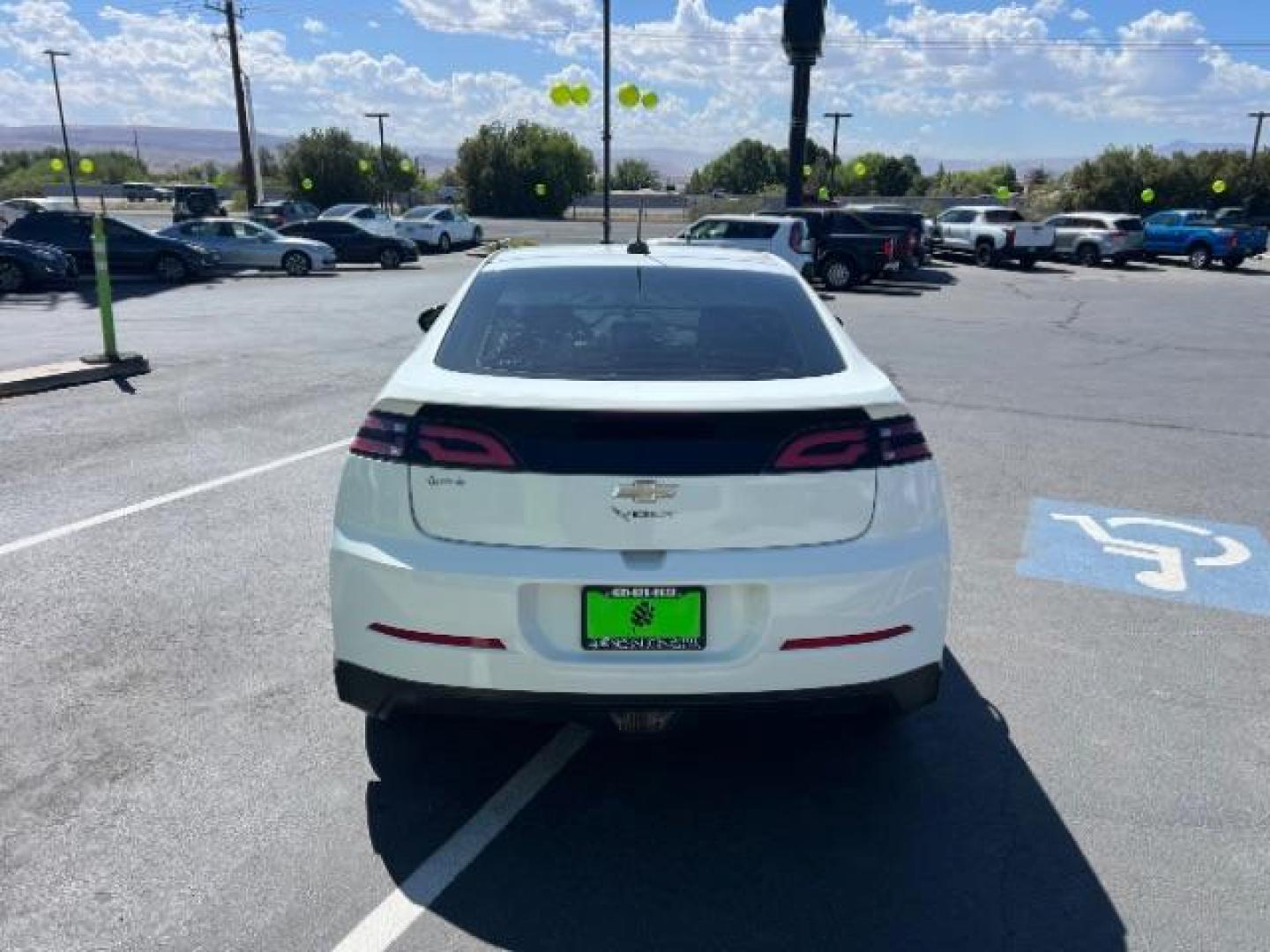 2015 Summit White /Jet Black/Dark Accen Chevrolet Volt Standard w/ Navigati (1G1RC6E47FU) with an 1.4L L4 DOHC 16V PLU engine, Continuously Variabl transmission, located at 1865 East Red Hills Pkwy, St. George, 84770, (435) 628-0023, 37.120850, -113.543640 - We specialize in helping ALL people get the best financing available. No matter your credit score, good, bad or none we can get you an amazing rate. Had a bankruptcy, divorce, or repossessions? We give you the green light to get your credit back on the road. Low down and affordable payments that fit - Photo#5