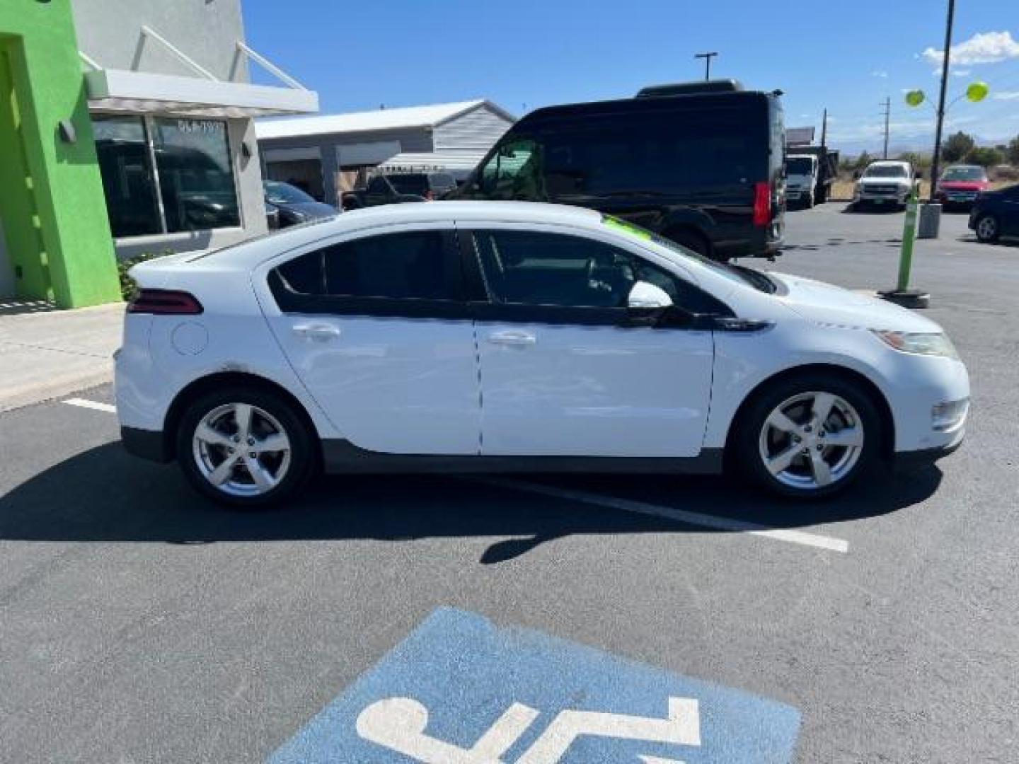 2015 Summit White /Jet Black/Dark Accen Chevrolet Volt Standard w/ Navigati (1G1RC6E47FU) with an 1.4L L4 DOHC 16V PLU engine, Continuously Variabl transmission, located at 1865 East Red Hills Pkwy, St. George, 84770, (435) 628-0023, 37.120850, -113.543640 - We specialize in helping ALL people get the best financing available. No matter your credit score, good, bad or none we can get you an amazing rate. Had a bankruptcy, divorce, or repossessions? We give you the green light to get your credit back on the road. Low down and affordable payments that fit - Photo#7