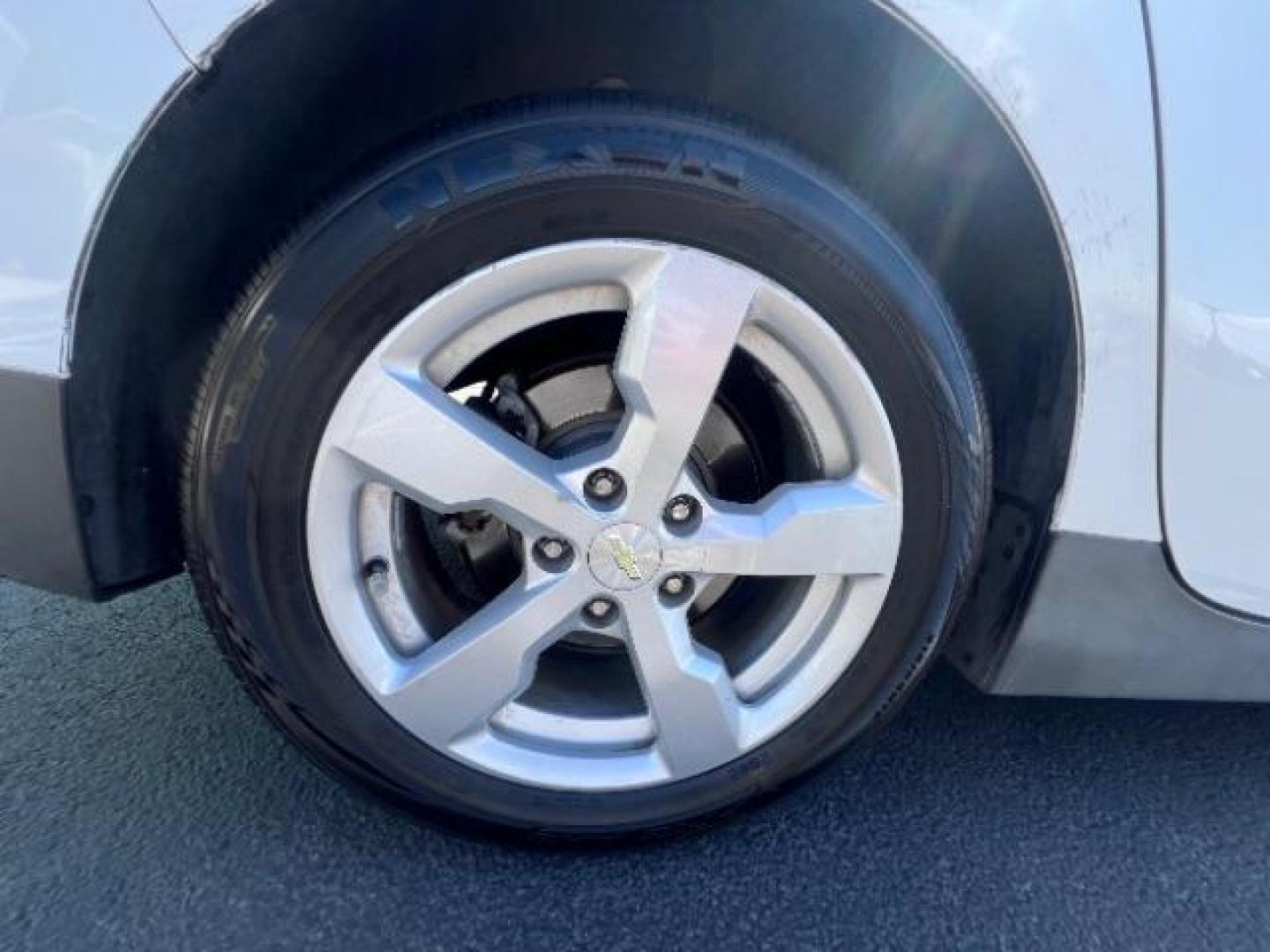 2015 Summit White /Jet Black/Dark Accen Chevrolet Volt Standard w/ Navigati (1G1RC6E47FU) with an 1.4L L4 DOHC 16V PLU engine, Continuously Variabl transmission, located at 1865 East Red Hills Pkwy, St. George, 84770, (435) 628-0023, 37.120850, -113.543640 - We specialize in helping ALL people get the best financing available. No matter your credit score, good, bad or none we can get you an amazing rate. Had a bankruptcy, divorce, or repossessions? We give you the green light to get your credit back on the road. Low down and affordable payments that fit - Photo#9