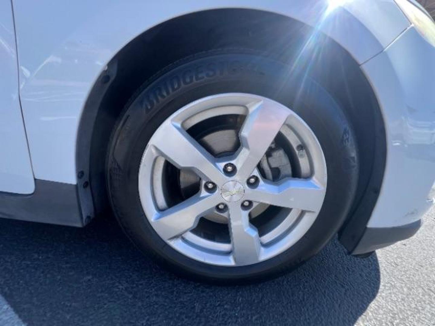 2015 Summit White /Jet Black/Dark Accen Chevrolet Volt Standard w/ Navigati (1G1RC6E47FU) with an 1.4L L4 DOHC 16V PLU engine, Continuously Variabl transmission, located at 1865 East Red Hills Pkwy, St. George, 84770, (435) 628-0023, 37.120850, -113.543640 - We specialize in helping ALL people get the best financing available. No matter your credit score, good, bad or none we can get you an amazing rate. Had a bankruptcy, divorce, or repossessions? We give you the green light to get your credit back on the road. Low down and affordable payments that fit - Photo#10