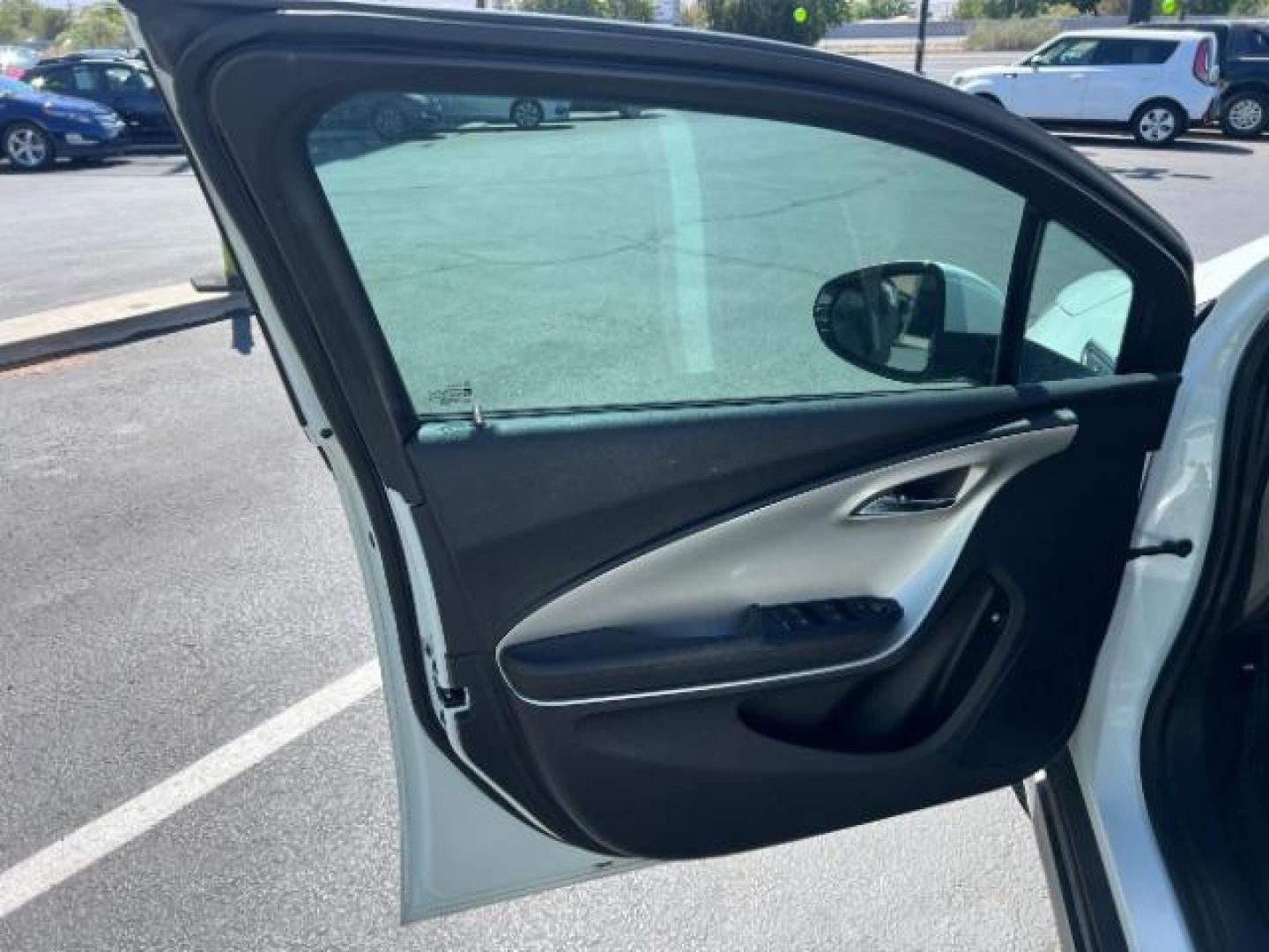 2015 Summit White /Jet Black/Dark Accen Chevrolet Volt Standard w/ Navigati (1G1RC6E47FU) with an 1.4L L4 DOHC 16V PLU engine, Continuously Variabl transmission, located at 1865 East Red Hills Pkwy, St. George, 84770, (435) 628-0023, 37.120850, -113.543640 - We specialize in helping ALL people get the best financing available. No matter your credit score, good, bad or none we can get you an amazing rate. Had a bankruptcy, divorce, or repossessions? We give you the green light to get your credit back on the road. Low down and affordable payments that fit - Photo#12