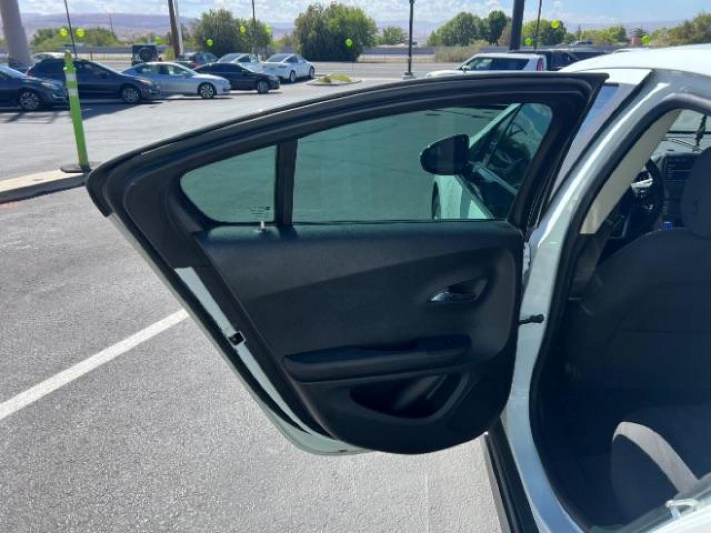 2015 Summit White /Jet Black/Dark Accen Chevrolet Volt Standard w/ Navigati (1G1RC6E47FU) with an 1.4L L4 DOHC 16V PLU engine, Continuously Variabl transmission, located at 1865 East Red Hills Pkwy, St. George, 84770, (435) 628-0023, 37.120850, -113.543640 - We specialize in helping ALL people get the best financing available. No matter your credit score, good, bad or none we can get you an amazing rate. Had a bankruptcy, divorce, or repossessions? We give you the green light to get your credit back on the road. Low down and affordable payments that fit - Photo#20