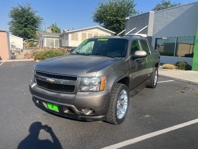 2011 Mocha Steel Metallic /Ebony Cloth Interior Chevrolet Avalanche LS 2WD (3GNMCEE03BG) with an 5.3L V8 OHV 16V FFV engine, 4-Speed Automatic transmission, located at 1865 East Red Hills Pkwy, St. George, 84770, (435) 628-0023, 37.120850, -113.543640 - Photo#2