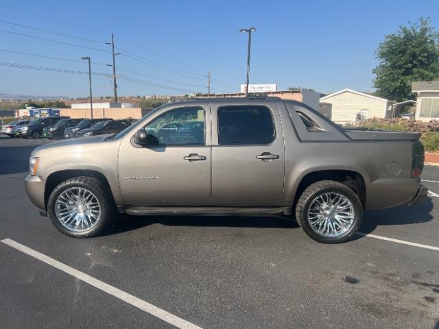 2011 Mocha Steel Metallic /Ebony Cloth Interior Chevrolet Avalanche LS 2WD (3GNMCEE03BG) with an 5.3L V8 OHV 16V FFV engine, 4-Speed Automatic transmission, located at 1865 East Red Hills Pkwy, St. George, 84770, (435) 628-0023, 37.120850, -113.543640 - Photo#3