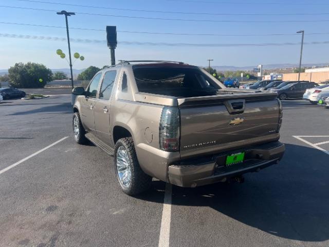 2011 Mocha Steel Metallic /Ebony Cloth Interior Chevrolet Avalanche LS 2WD (3GNMCEE03BG) with an 5.3L V8 OHV 16V FFV engine, 4-Speed Automatic transmission, located at 1865 East Red Hills Pkwy, St. George, 84770, (435) 628-0023, 37.120850, -113.543640 - Photo#4