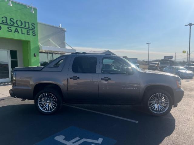 2011 Mocha Steel Metallic /Ebony Cloth Interior Chevrolet Avalanche LS 2WD (3GNMCEE03BG) with an 5.3L V8 OHV 16V FFV engine, 4-Speed Automatic transmission, located at 1865 East Red Hills Pkwy, St. George, 84770, (435) 628-0023, 37.120850, -113.543640 - Photo#7