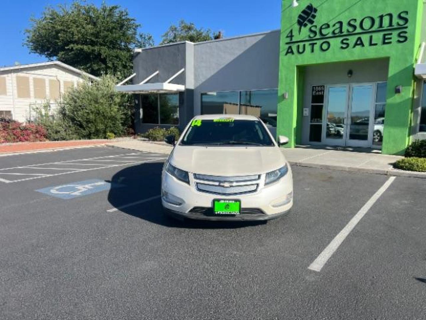 2014 White /Black Leather Interior Chevrolet Volt Premium w/ Navigation and LEP (1G1RH6E4XEU) with an 1.4L L4 DOHC 16V PLUG-IN HYBRID engine, Continuously Variable Transmission transmission, located at 1865 East Red Hills Pkwy, St. George, 84770, (435) 628-0023, 37.120850, -113.543640- Photo#1
