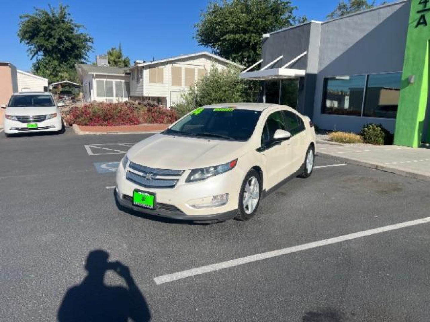 2014 White /Black Leather Interior Chevrolet Volt Premium w/ Navigation and LEP (1G1RH6E4XEU) with an 1.4L L4 DOHC 16V PLUG-IN HYBRID engine, Continuously Variable Transmission transmission, located at 1865 East Red Hills Pkwy, St. George, 84770, (435) 628-0023, 37.120850, -113.543640- Photo#2