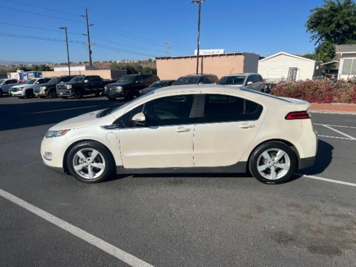 2014 White /Black Leather Interior Chevrolet Volt Premium w/ Navigation and LEP (1G1RH6E4XEU) with an 1.4L L4 DOHC 16V PLUG-IN HYBRID engine, Continuously Variable Transmission transmission, located at 1865 East Red Hills Pkwy, St. George, 84770, (435) 628-0023, 37.120850, -113.543640- Photo#3