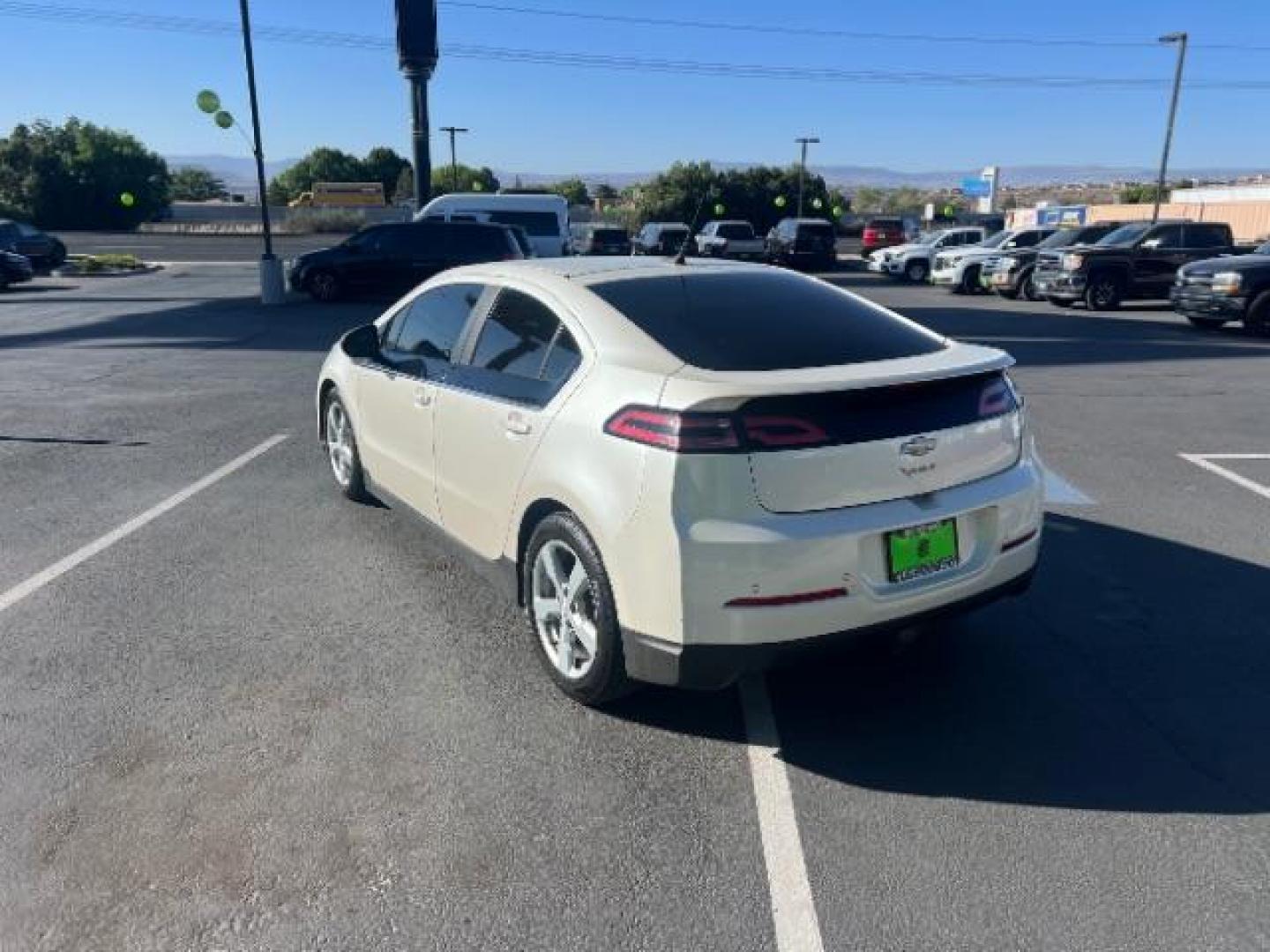 2014 White /Black Leather Interior Chevrolet Volt Premium w/ Navigation and LEP (1G1RH6E4XEU) with an 1.4L L4 DOHC 16V PLUG-IN HYBRID engine, Continuously Variable Transmission transmission, located at 1865 East Red Hills Pkwy, St. George, 84770, (435) 628-0023, 37.120850, -113.543640- Photo#4