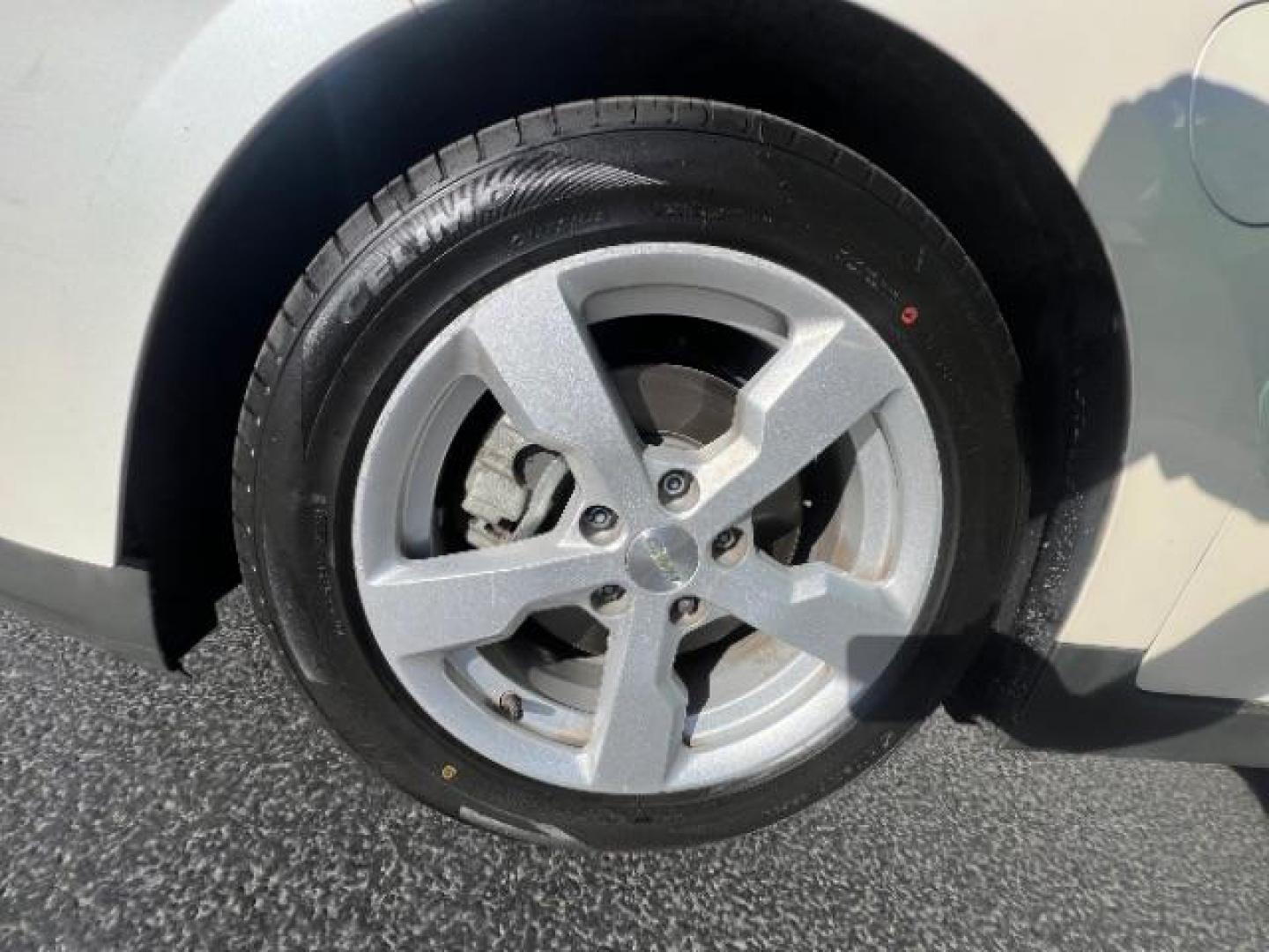 2014 White /Black Leather Interior Chevrolet Volt Premium w/ Navigation and LEP (1G1RH6E4XEU) with an 1.4L L4 DOHC 16V PLUG-IN HYBRID engine, Continuously Variable Transmission transmission, located at 1865 East Red Hills Pkwy, St. George, 84770, (435) 628-0023, 37.120850, -113.543640- Photo#9