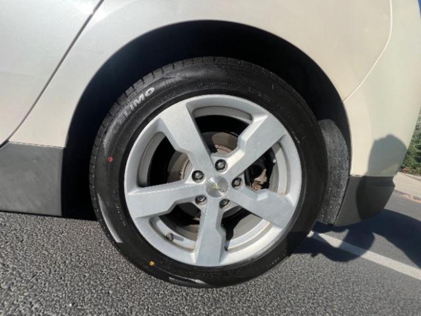 2014 White /Black Leather Interior Chevrolet Volt Premium w/ Navigation and LEP (1G1RH6E4XEU) with an 1.4L L4 DOHC 16V PLUG-IN HYBRID engine, Continuously Variable Transmission transmission, located at 1865 East Red Hills Pkwy, St. George, 84770, (435) 628-0023, 37.120850, -113.543640- Photo#10