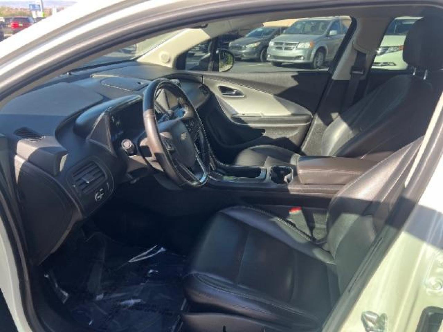 2014 White /Black Leather Interior Chevrolet Volt Premium w/ Navigation and LEP (1G1RH6E4XEU) with an 1.4L L4 DOHC 16V PLUG-IN HYBRID engine, Continuously Variable Transmission transmission, located at 1865 East Red Hills Pkwy, St. George, 84770, (435) 628-0023, 37.120850, -113.543640- Photo#14