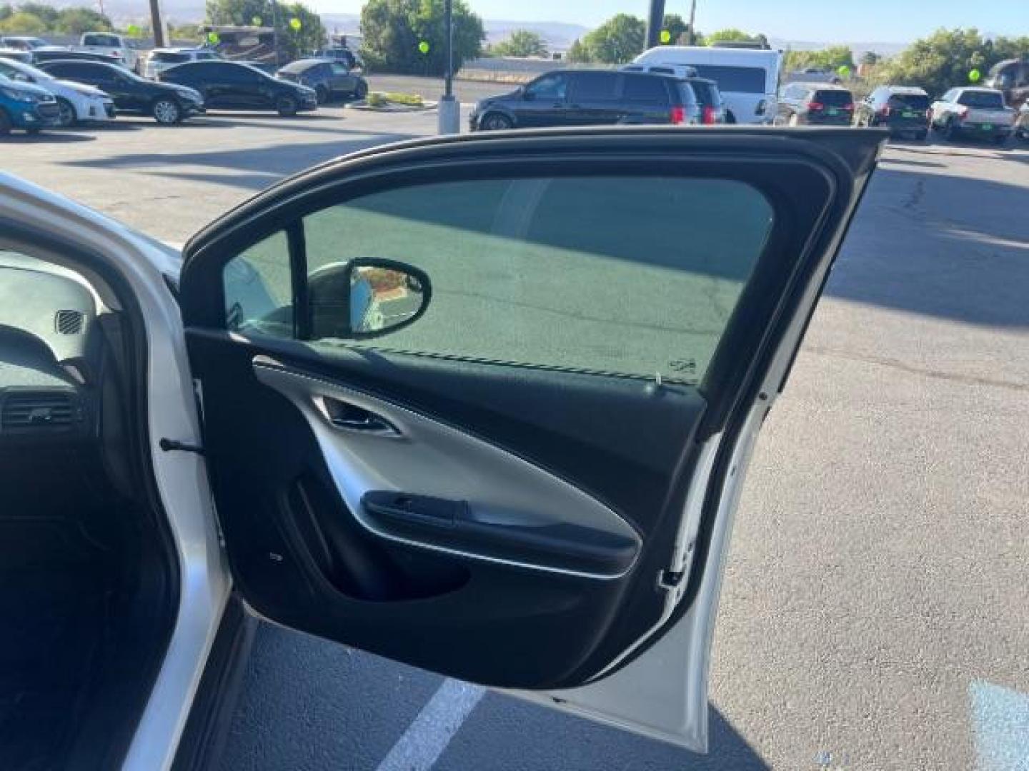 2014 White /Black Leather Interior Chevrolet Volt Premium w/ Navigation and LEP (1G1RH6E4XEU) with an 1.4L L4 DOHC 16V PLUG-IN HYBRID engine, Continuously Variable Transmission transmission, located at 1865 East Red Hills Pkwy, St. George, 84770, (435) 628-0023, 37.120850, -113.543640- Photo#27