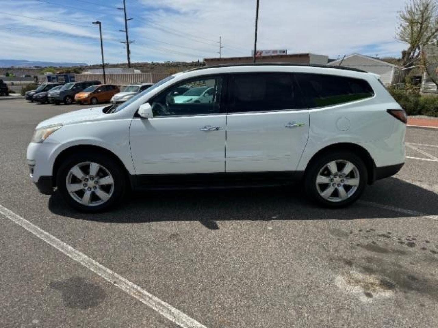 2017 Summit White /Ebony, premium cloth Chevrolet Traverse 1LT FWD (1GNKRGKD8HJ) with an 3.6L V6 DOHC 24V engine, 6-Speed Automatic transmission, located at 1865 East Red Hills Pkwy, St. George, 84770, (435) 628-0023, 37.120850, -113.543640 - We specialize in helping ALL people get the best financing available. No matter your credit score, good, bad or none we can get you an amazing rate. Had a bankruptcy, divorce, or repossessions? We give you the green light to get your credit back on the road. Low down and affordable payments that fit - Photo#5