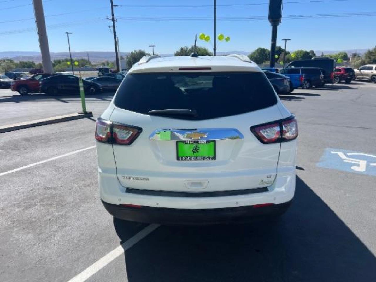 2017 Summit White /Ebony, premium cloth Chevrolet Traverse 1LT FWD (1GNKRGKD8HJ) with an 3.6L V6 DOHC 24V engine, 6-Speed Automatic transmission, located at 1865 East Red Hills Pkwy, St. George, 84770, (435) 628-0023, 37.120850, -113.543640 - We specialize in helping ALL people get the best financing available. No matter your credit score, good, bad or none we can get you an amazing rate. Had a bankruptcy, divorce, or repossessions? We give you the green light to get your credit back on the road. Low down and affordable payments that fit - Photo#5