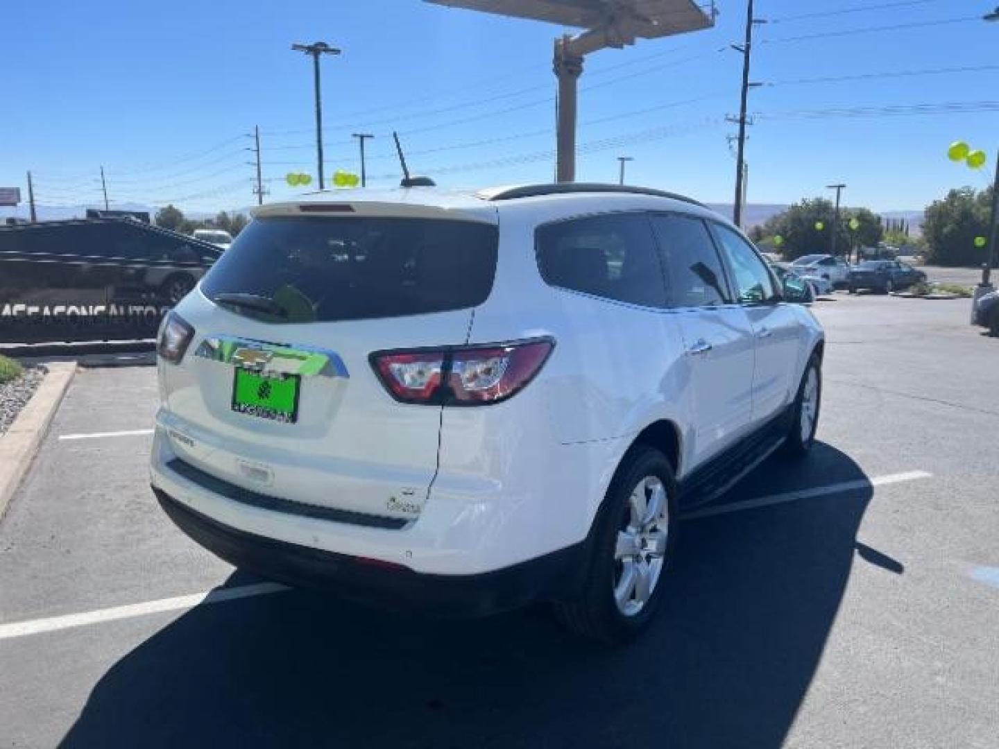 2017 Summit White /Ebony, premium cloth Chevrolet Traverse 1LT FWD (1GNKRGKD8HJ) with an 3.6L V6 DOHC 24V engine, 6-Speed Automatic transmission, located at 1865 East Red Hills Pkwy, St. George, 84770, (435) 628-0023, 37.120850, -113.543640 - We specialize in helping ALL people get the best financing available. No matter your credit score, good, bad or none we can get you an amazing rate. Had a bankruptcy, divorce, or repossessions? We give you the green light to get your credit back on the road. Low down and affordable payments that fit - Photo#6