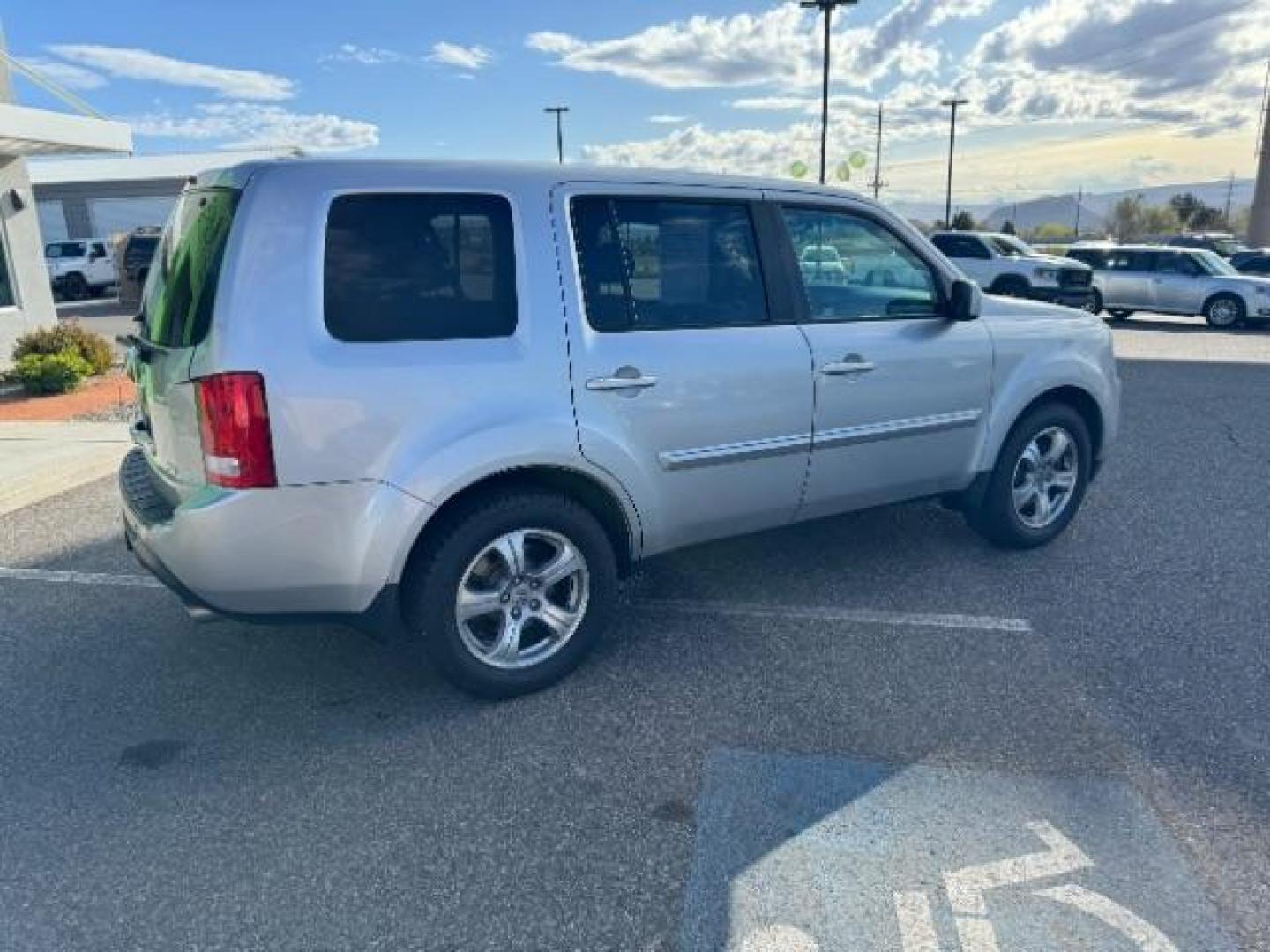2012 Alabaster Silver Metallic /Gray Cloth Interior Honda Pilot EX 4WD 5-Spd AT (5FNYF4H40CB) with an 3.5L V6 SOHC 24V engine, 5-Speed Automatic transmission, located at 940 North Main Street, Cedar City, UT, 84720, (435) 628-0023, 37.692936, -113.061897 - Photo#9