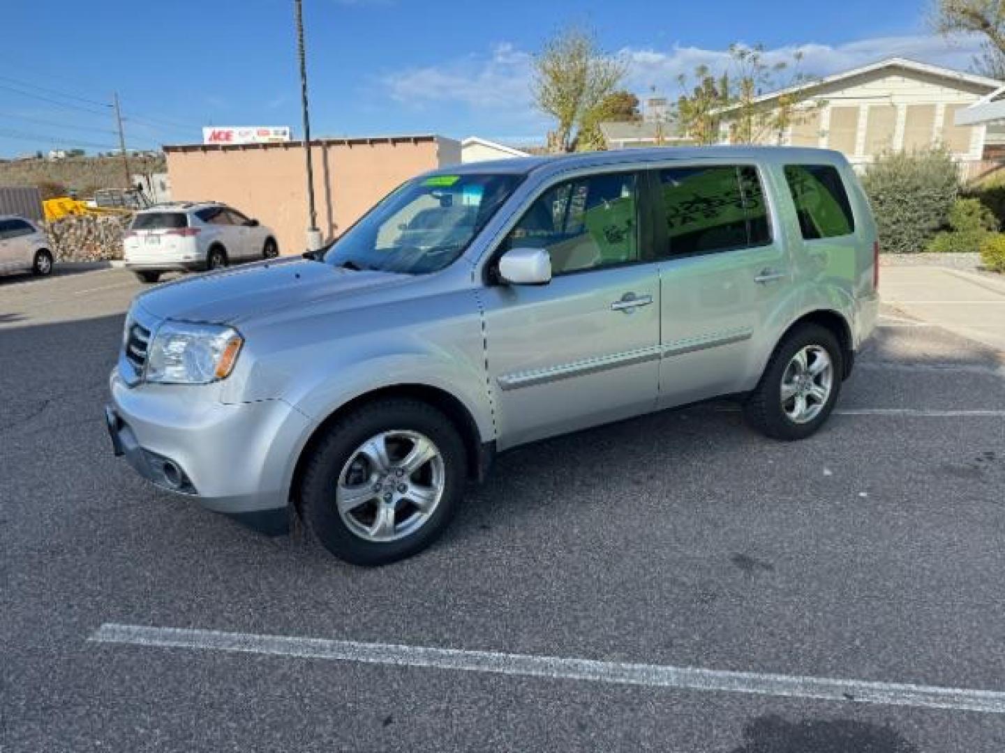 2012 Alabaster Silver Metallic /Gray Cloth Interior Honda Pilot EX 4WD 5-Spd AT (5FNYF4H40CB) with an 3.5L V6 SOHC 24V engine, 5-Speed Automatic transmission, located at 940 North Main Street, Cedar City, UT, 84720, (435) 628-0023, 37.692936, -113.061897 - Photo#3