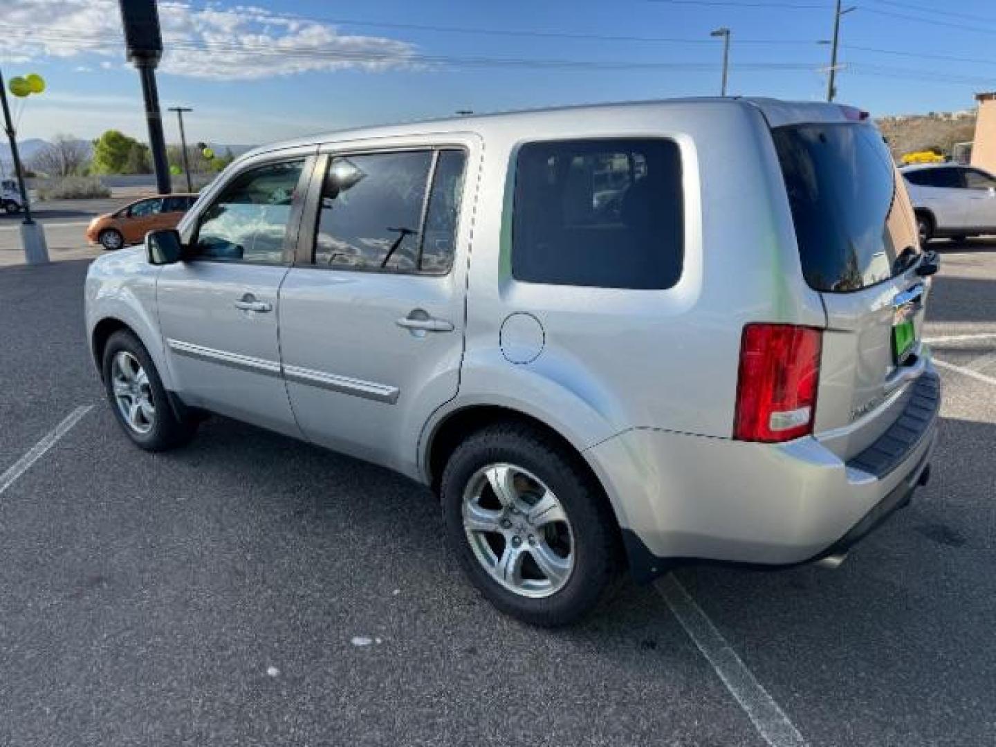 2012 Alabaster Silver Metallic /Gray Cloth Interior Honda Pilot EX 4WD 5-Spd AT (5FNYF4H40CB) with an 3.5L V6 SOHC 24V engine, 5-Speed Automatic transmission, located at 940 North Main Street, Cedar City, UT, 84720, (435) 628-0023, 37.692936, -113.061897 - Photo#5