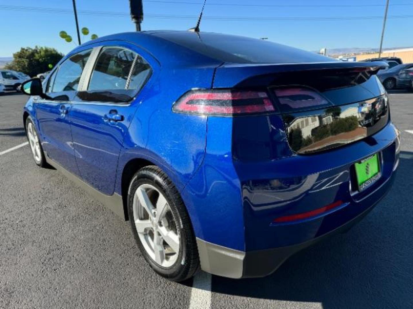 2012 Blue Topaz Metallic /Jet Black and Ceramic White Leather Interior Chevrolet Volt Premium (1G1RB6E44CU) with an 1.4L L4 DOHC 16V PLUG-IN HYBRID engine, Continuously Variable Transmission transmission, located at 940 North Main Street, Cedar City, UT, 84720, (435) 628-0023, 37.692936, -113.061897 - Photo#4