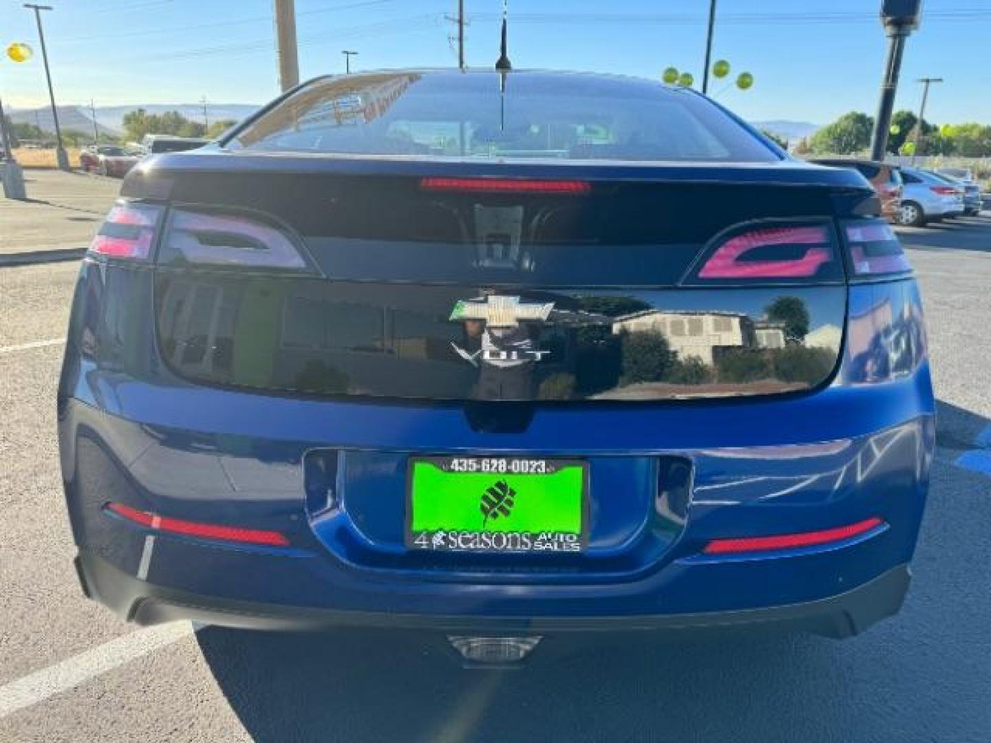 2012 Blue Topaz Metallic /Jet Black and Ceramic White Leather Interior Chevrolet Volt Premium (1G1RB6E44CU) with an 1.4L L4 DOHC 16V PLUG-IN HYBRID engine, Continuously Variable Transmission transmission, located at 940 North Main Street, Cedar City, UT, 84720, (435) 628-0023, 37.692936, -113.061897 - Photo#5