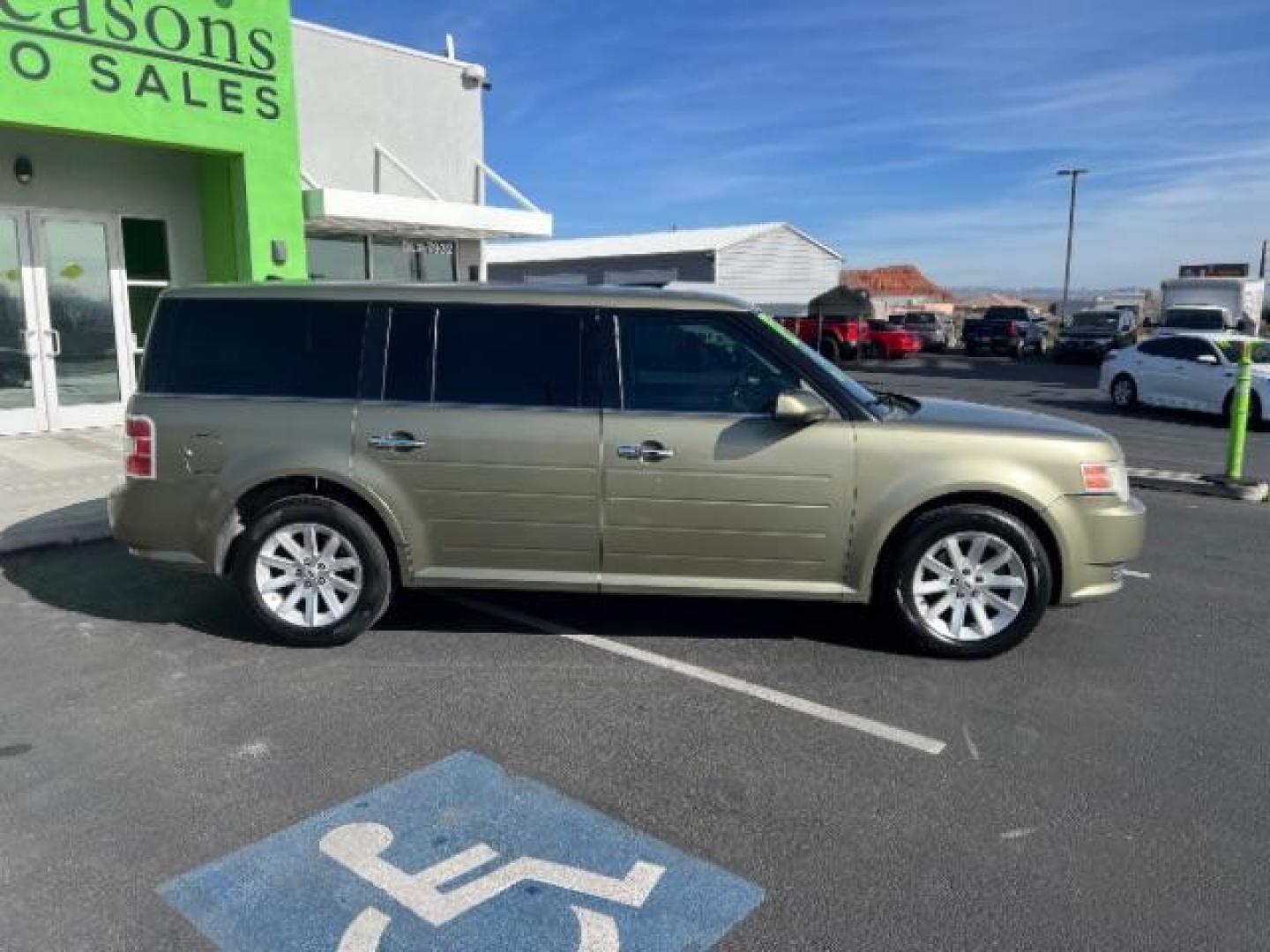 2012 Ginger Ale Metallic /Charcoal Black Leather Interior Ford Flex SEL AWD (2FMHK6CC9CB) with an 3.5L V6 DOHC 24V engine, 6-Speed Automatic Overdrive transmission, located at 940 North Main Street, Cedar City, UT, 84720, (435) 628-0023, 37.692936, -113.061897 - We specialize in helping ALL people get the best financing available. No matter your credit score, good, bad or none we can get you an amazing rate. Had a bankruptcy, divorce, or repossessions? We give you the green light to get your credit back on the road. Low down and affordable payments that fit - Photo#7