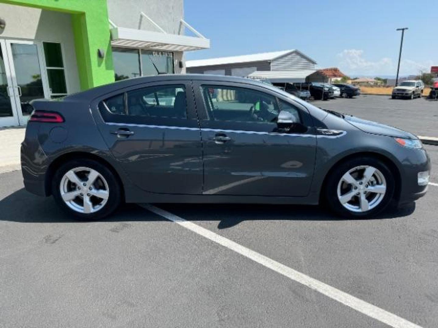 2013 Gray /Black Chevrolet Volt Premium w/ Navigation and LEP (1G1RH6E48DU) with an 1.4L L4 DOHC 16V PLUG-IN HYBRID engine, Continuously Variable Transmission transmission, located at 1865 East Red Hills Pkwy, St. George, 84770, (435) 628-0023, 37.120850, -113.543640 - ***This vehicle qualifies for the EV/Hybrid tax rebate of up to $4,000*** We are setup with the IRS to receive direct payments within 72 hours. We file the rebate online with IRS and can credit it to your down payment, reduce the sales price OR give you cashback!! These cars will not last and can o - Photo#7