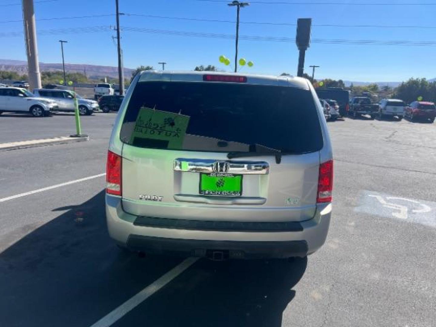 2011 Alabaster Silver Metallic /Gray Cloth Interior Honda Pilot LX 2WD 5-Spd AT (5FNYF3H23BB) with an 3.5L V6 SOHC 24V engine, 5-Speed Automatic transmission, located at 1865 East Red Hills Pkwy, St. George, 84770, (435) 628-0023, 37.120850, -113.543640 - We specialize in helping ALL people get the best financing available. No matter your credit score, good, bad or none we can get you an amazing rate. Had a bankruptcy, divorce, or repossessions? We give you the green light to get your credit back on the road. Low down and affordable payments that fit - Photo#5