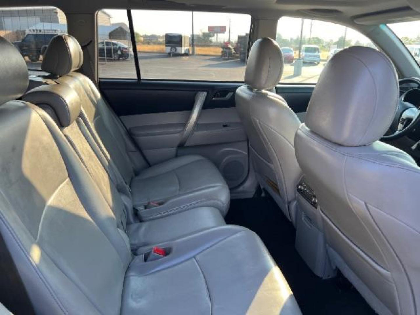 2012 Magnetic Gray Metallic /Sand Beige Cloth Interior Toyota Highlander Base 4WD (5TDBK3EH6CS) with an 3.5L V6 DOHC 24V engine, 5-Speed Automatic transmission, located at 1865 East Red Hills Pkwy, St. George, 84770, (435) 628-0023, 37.120850, -113.543640 - We specialize in helping ALL people get the best financing available. No matter your credit score, good, bad or none we can get you an amazing rate. Had a bankruptcy, divorce, or repossessions? We give you the green light to get your credit back on the road. Low down and affordable payments that fit - Photo#27
