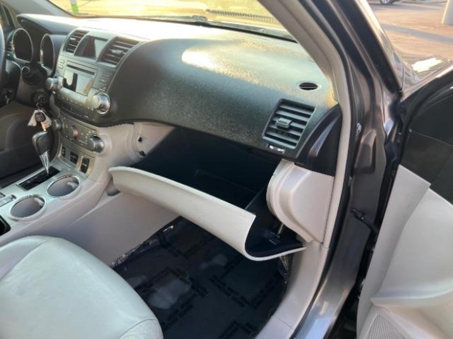 2012 Magnetic Gray Metallic /Sand Beige Cloth Interior Toyota Highlander Base 4WD (5TDBK3EH6CS) with an 3.5L V6 DOHC 24V engine, 5-Speed Automatic transmission, located at 1865 East Red Hills Pkwy, St. George, 84770, (435) 628-0023, 37.120850, -113.543640 - We specialize in helping ALL people get the best financing available. No matter your credit score, good, bad or none we can get you an amazing rate. Had a bankruptcy, divorce, or repossessions? We give you the green light to get your credit back on the road. Low down and affordable payments that fit - Photo#30