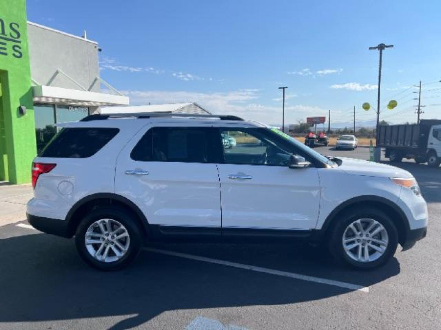 2013 White Platinum Trico /Medium Light Stone Leather Ford Explorer XLT FWD (1FM5K7D85DG) with an 3.5L V6 DOHC 24V engine, 6-Speed Automatic transmission, located at 1865 East Red Hills Pkwy, St. George, 84770, (435) 628-0023, 37.120850, -113.543640 - We specialize in helping ALL people get the best financing available. No matter your credit score, good, bad or none we can get you an amazing rate. Had a bankruptcy, divorce, or repossessions? We give you the green light to get your credit back on the road. Low down and affordable payments that fit - Photo#7
