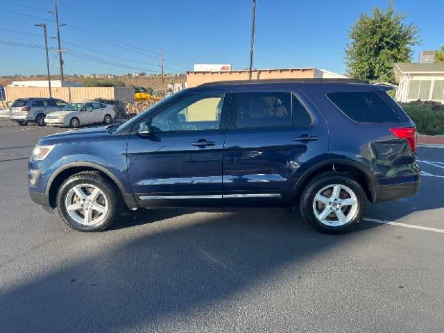 2017 Blue Jeans Metallic /Dark Earth w/Ebony Black, leather/sueded microfibe Ford Explorer XLT 4WD (1FM5K8D80HG) with an 3.5L V6 DOHC 24V engine, 6-Speed Automatic transmission, located at 940 North Main Street, Cedar City, UT, 84720, (435) 628-0023, 37.692936, -113.061897 - We specialize in helping ALL people get the best financing available. No matter your credit score, good, bad or none we can get you an amazing rate. Had a bankruptcy, divorce, or repossessions? We give you the green light to get your credit back on the road. Low down and affordable payments that fit - Photo#3