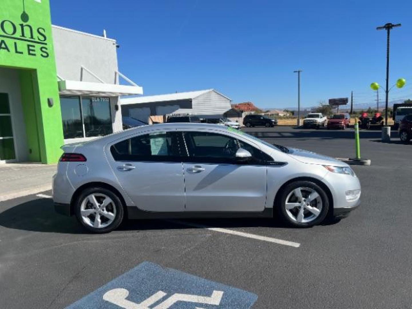 2013 Silver /Black Interior Chevrolet Volt Premium (1G1RB6E48DU) with an 1.4L L4 DOHC 16V PLUG-IN HYBRID engine, Continuously Variable Transmission transmission, located at 940 North Main Street, Cedar City, UT, 84720, (435) 628-0023, 37.692936, -113.061897 - ***This vehicle qualifies for the EV/Hybrid tax rebate of up to $4,000*** We are setup with the IRS to recieve direct payments within 72 hours. We file the rebate online with IRS and can credit it to your down payment, reduce the sales price OR give you cashback!! These cars will not last and can o - Photo#7
