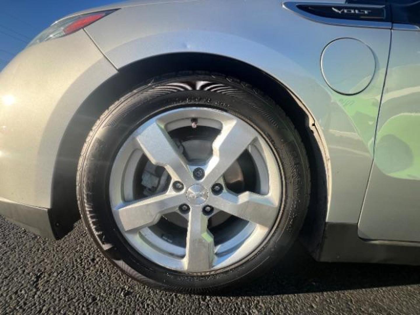 2013 Silver /Black Chevrolet Volt Premium w/ LEP (1G1RF6E44DU) with an 1.4L L4 DOHC 16V PLUG-IN HYBRID engine, Continuously Variable Transmission transmission, located at 1865 East Red Hills Pkwy, St. George, 84770, (435) 628-0023, 37.120850, -113.543640 - We specialize in helping ALL people get the best financing available. No matter your credit score, good, bad or none we can get you an amazing rate. Had a bankruptcy, divorce, or repossessions? We give you the green light to get your credit back on the road. Low down and affordable payments that fit - Photo#10